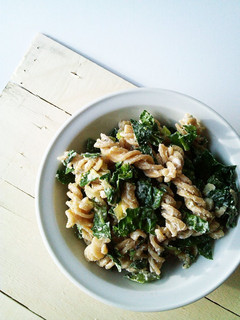 Una foto de Ensalada de pasta con alcachofas y espinacas