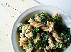 Foto principal de Ensalada de pasta con alcachofas y espinacas