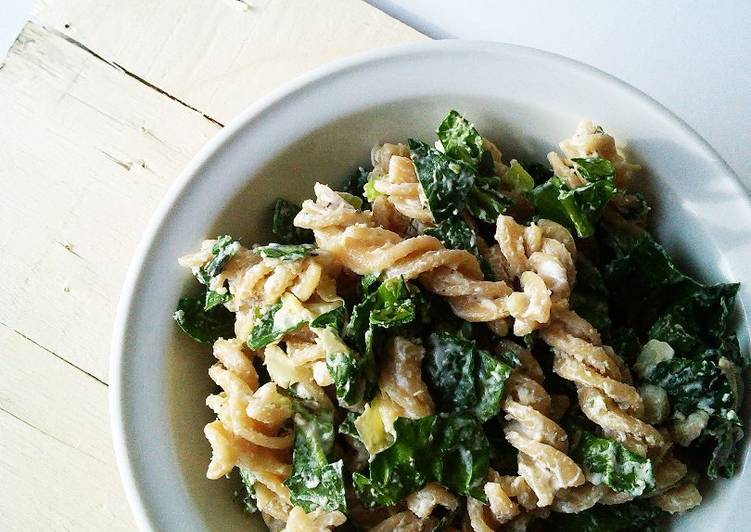 Ensalada de pasta con alcachofas y espinacas