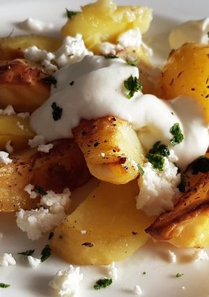 Une photo de Pommes de terre au four avec feta et de la crème aigre