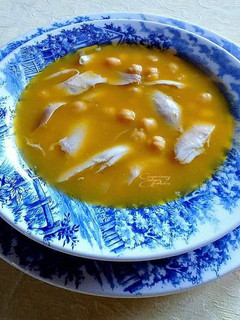 Una foto de Sopa de pollo con garbanzos en crema de verduras