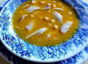Foto principal de Sopa de pollo con garbanzos en crema de verduras