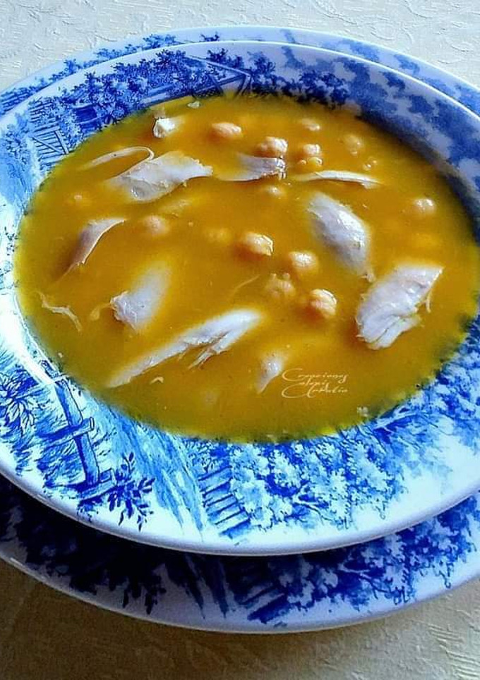 Una foto de Sopa de pollo con garbanzos en crema de verduras