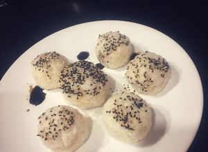 Una foto de Balls de arroz especiales rellenas con crema de garbanzos