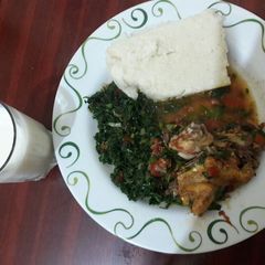 A picture of Ugali kuku na sukuma.