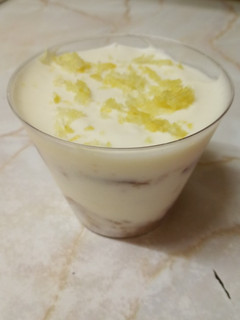 Una foto de Postre de limón y galleta