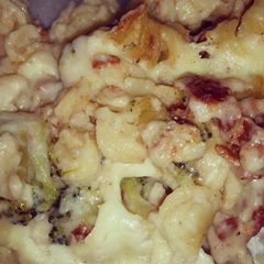 A picture of Bacon Mac&Cheese w/ Chicken & Broccoli.