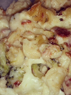 A picture of Bacon Mac&Cheese w/ Chicken & Broccoli.