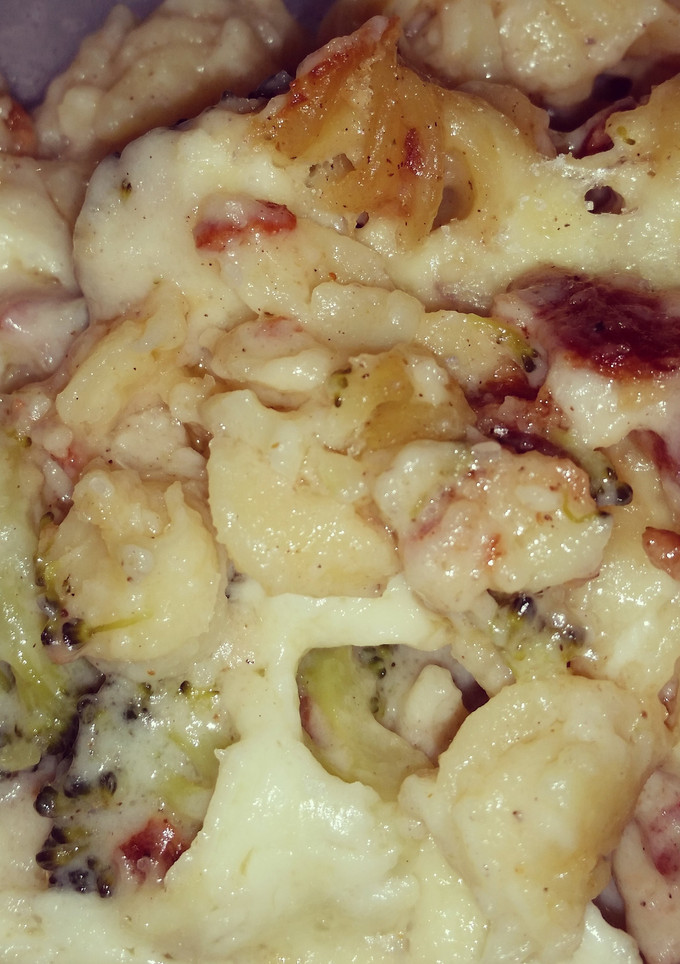 A picture of Bacon Mac&Cheese w/ Chicken & Broccoli.