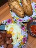 Trứng, xúc xích chiên bơ ăn kèm bánh mì