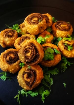 बाकरवडी (bakarvadi recipe in marathi) रेसिपी चे मुख्य फोटो 