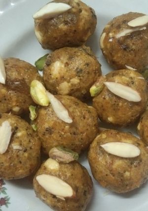 A picture of Microwave Besan Ka Ladoo.