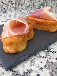 Una foto de Torrijas de tomate y jamón