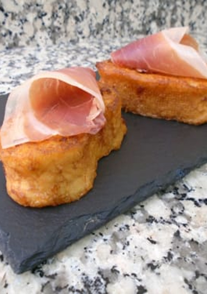 Una foto de Torrijas de tomate y jamón