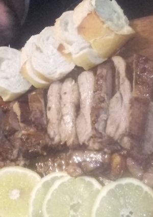 Una foto de Manto de pecho de cerdo macerado y cocido a la plancheta con vino blanco