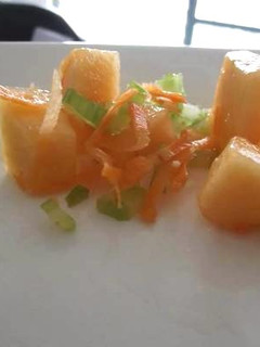 Una foto de Ensalada de calabaza, apio y chía, con aderezo de chile
