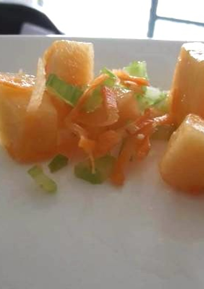 Una foto de Ensalada  de calabaza, apio y chía, con aderezo de chile