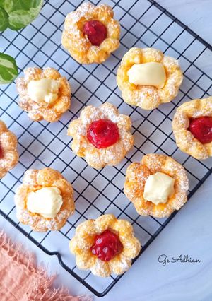 Foto resep Puff Pastry Flower With Strawberry & Cheese