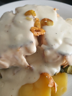 Una foto de Salmón con trigueros y Bechamel de roquefort