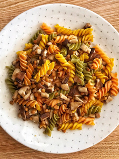 Una foto de Pasta con setas shiitake y lentejas 🍄