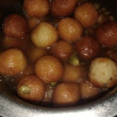 A picture of Gulab jamun.