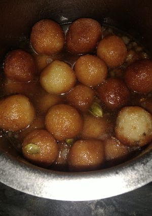A picture of Gulab jamun.