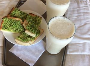 Una foto de Leche con plátanos 🍌 o con fruta a gusto sin azúcar