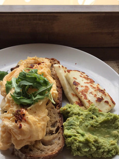Foto di Toast con avocado, halloumi e uovo strapazzato