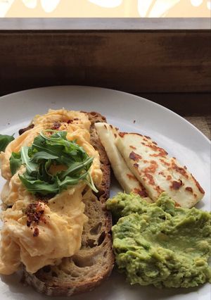 Foto di Toast con avocado, halloumi e uovo strapazzato
