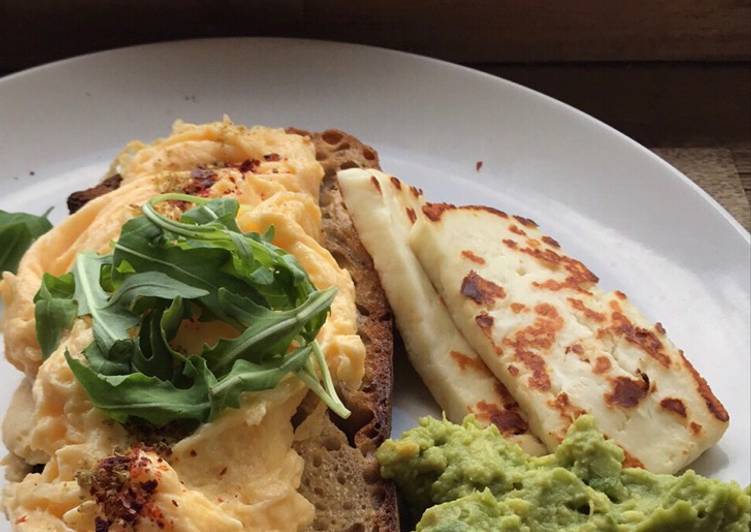 Toast con avocado, halloumi e uovo strapazzato