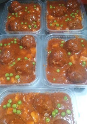 Una foto de Albóndigas de carne picada con arroz y papas