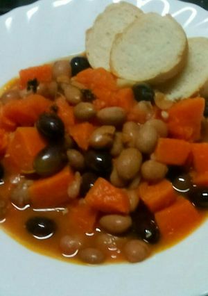 Foto di Zucca con fagioli borlotti e olive nere