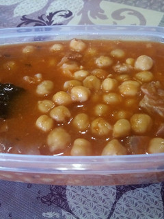 Una foto de Garbanzos con oreja y chistorra en olla rápida