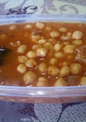 Una foto de Garbanzos con oreja y chistorra en olla rápida