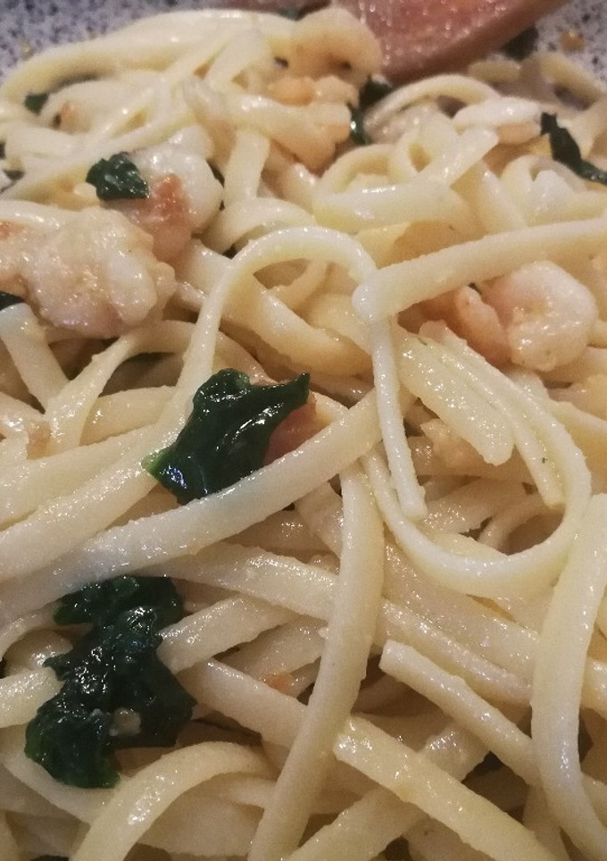 Una foto de Espagueti de limón al ajillo con gambitas y espinacas