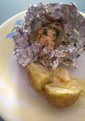 Una foto de Salmón al limón, miel y cilantro