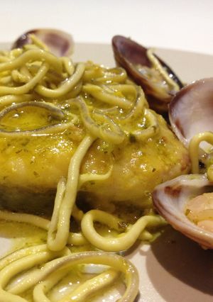Una foto de Merluza a la marinera al azafrán con almejas y gulas