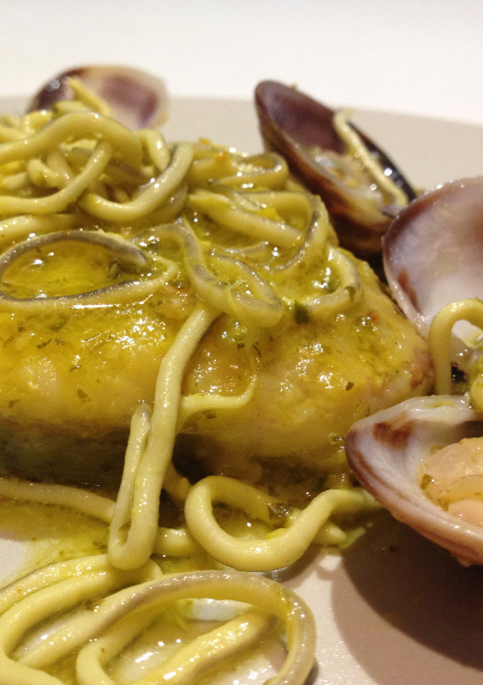 Una foto de Merluza a la marinera al azafrán con almejas y gulas
