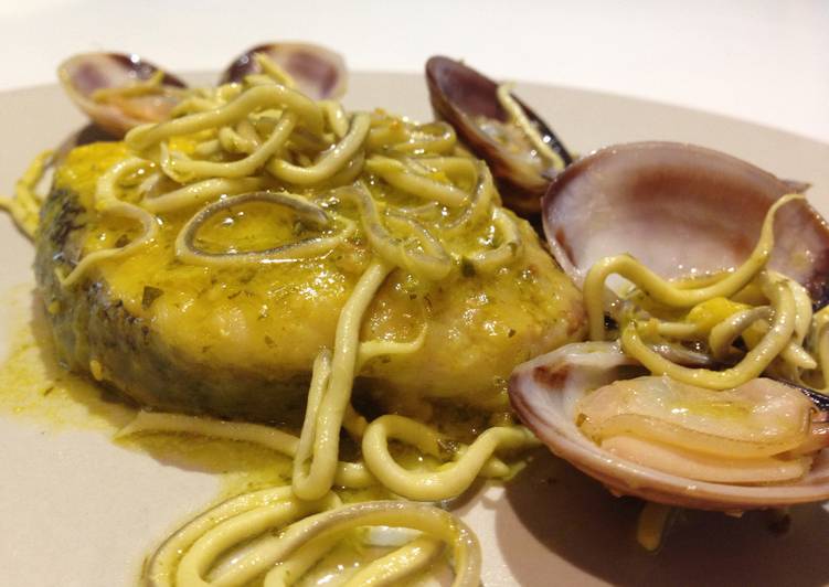 Merluza a la marinera al azafrán con almejas y gulas
