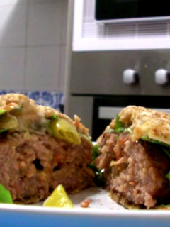 Una foto de Hamburguesa estilo Mexican rellena de Gorgonzola