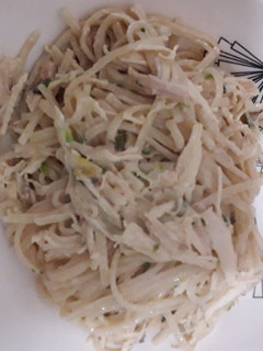 Una foto de Spaguettis con pollo y crema de leche