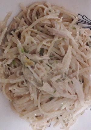 Una foto de Spaguettis con pollo y crema de leche