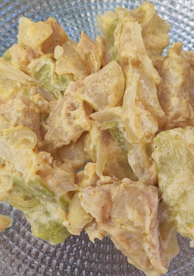 Una foto de Heura mediterránea con calabacín y garam masala