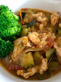 Una foto de Pollo al jugo con verduras