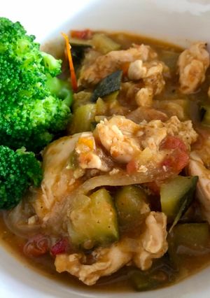 Una foto de Pollo al jugo con verduras