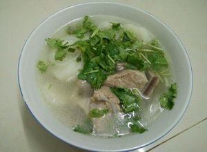 Hình của món Canh xương hầm củ cải.