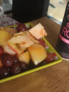 Una foto de Ensalada de tomate y uvas