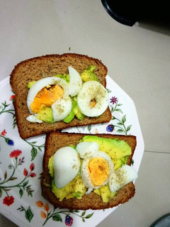 Una foto de Snack de aguacate y huevo