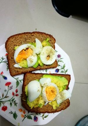 Una foto de Snack de aguacate y huevo