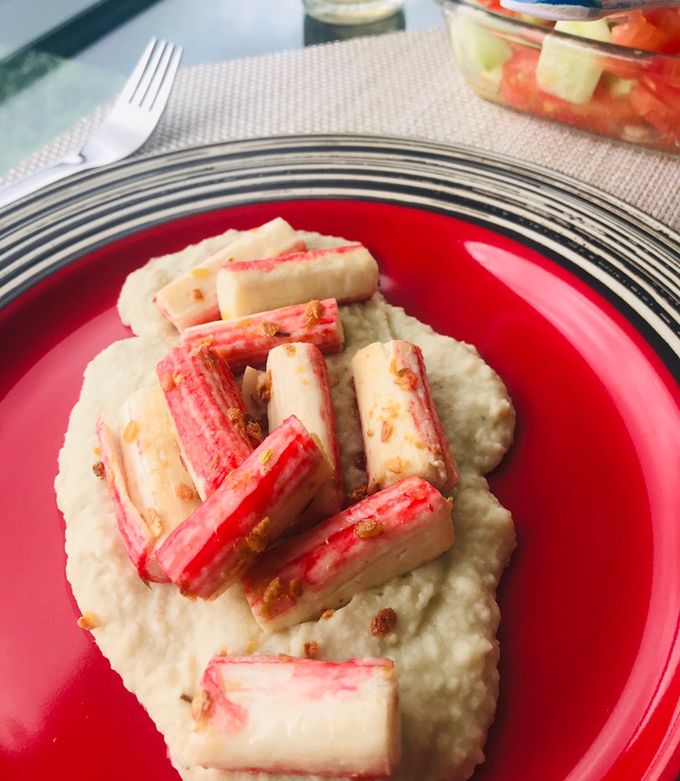 Una foto de Palmitos de cangrejo sobre dip de frijol blanco